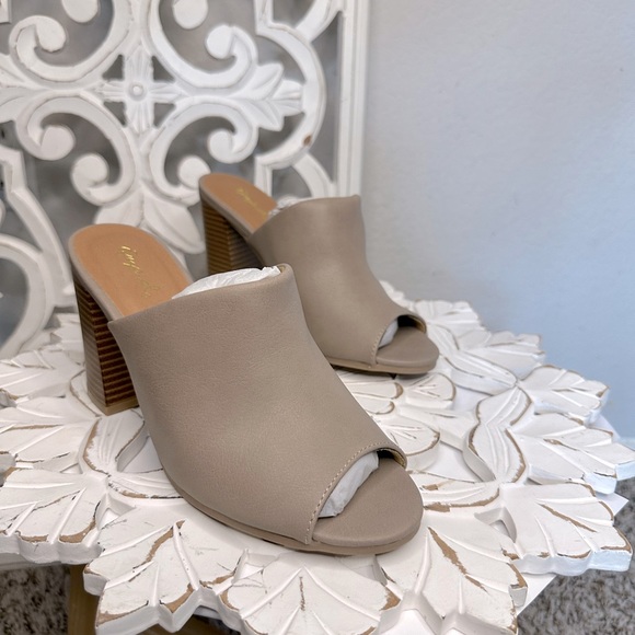 Dorcas mules Open/peep toed Heel Mule in taupe BRAND NEW IN BOX! - Picture 8 of 8